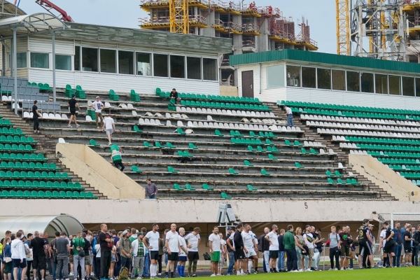 «Пока не верю, что это последняя тренировка». Сносят легендарный стадион имени Стрельцова (осторожно: можно зареветь) 